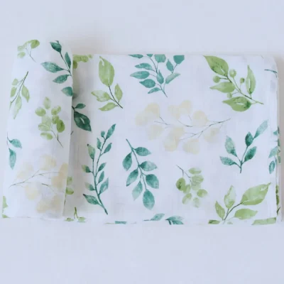Muslin dekica iz 100% bombaža z vzorcem zelenih listkov, velikost 120x120 cm, primerna tudi za zavijanje dojenčka (swaddle).