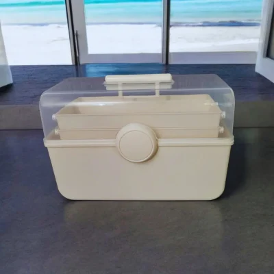 Organizator domače mini lekarne z več predelki za shranjevanje zdravil, sirupov in pripomočkov, priročen za družine