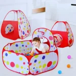 Trodelni šotor s bazenom za žogice, tunelom in šotorjem v rdeči barvi.