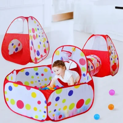 Trodelni šotor s bazenom za žogice, tunelom in šotorjem v rdeči barvi.