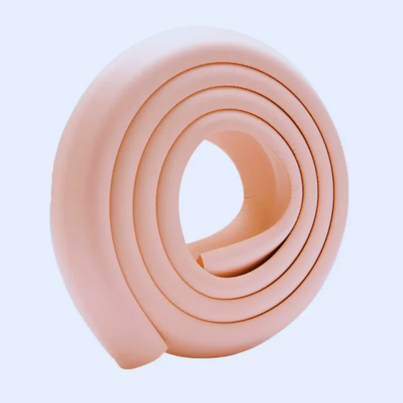 Mehki silikonski trak za zaščito kotov in robov v roza barvi.